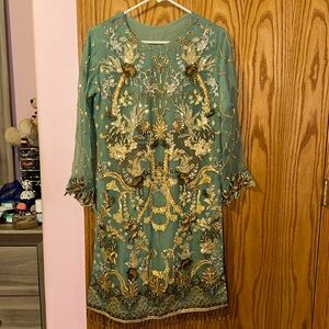 Pakistani shalwar kameez